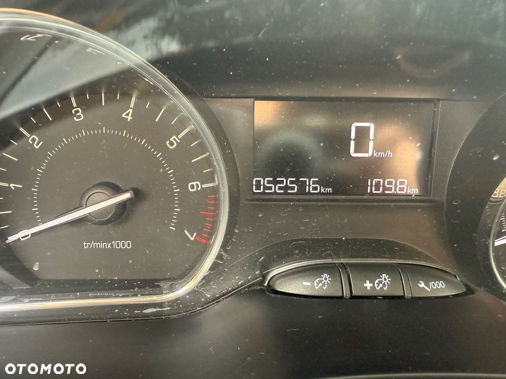 Peugeot 208 - 5