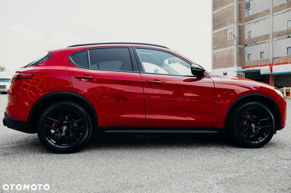Alfa Romeo Stelvio 2.0 Turbo 16V AT8-Q4 Ti - 4