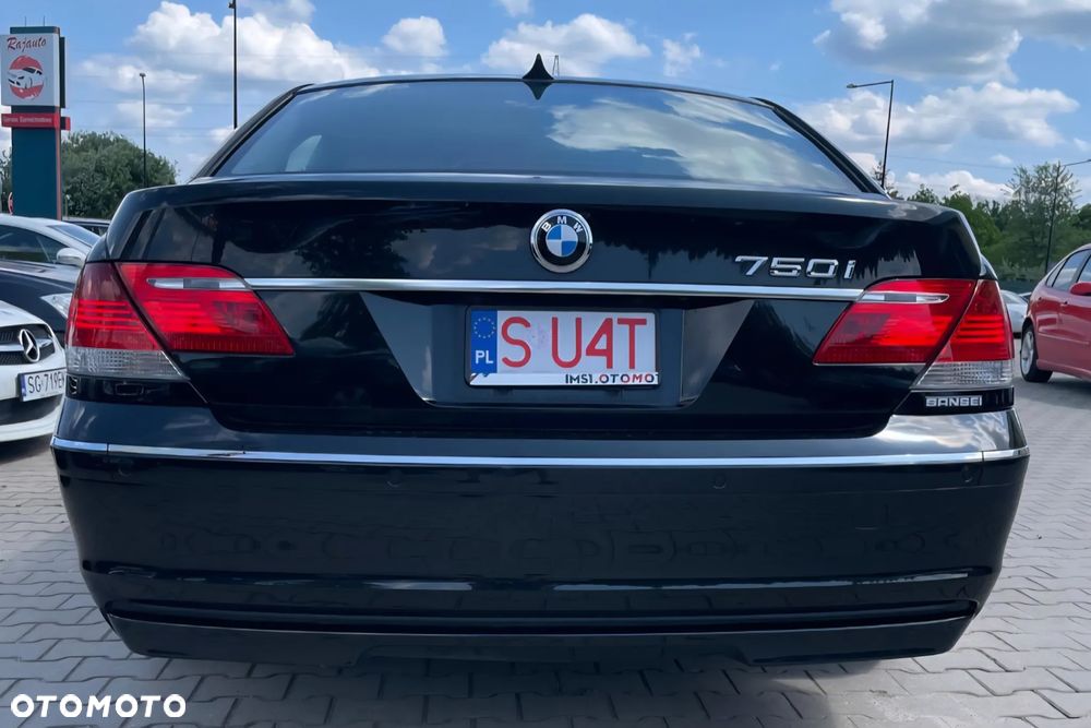 BMW Seria 7 750i - 8