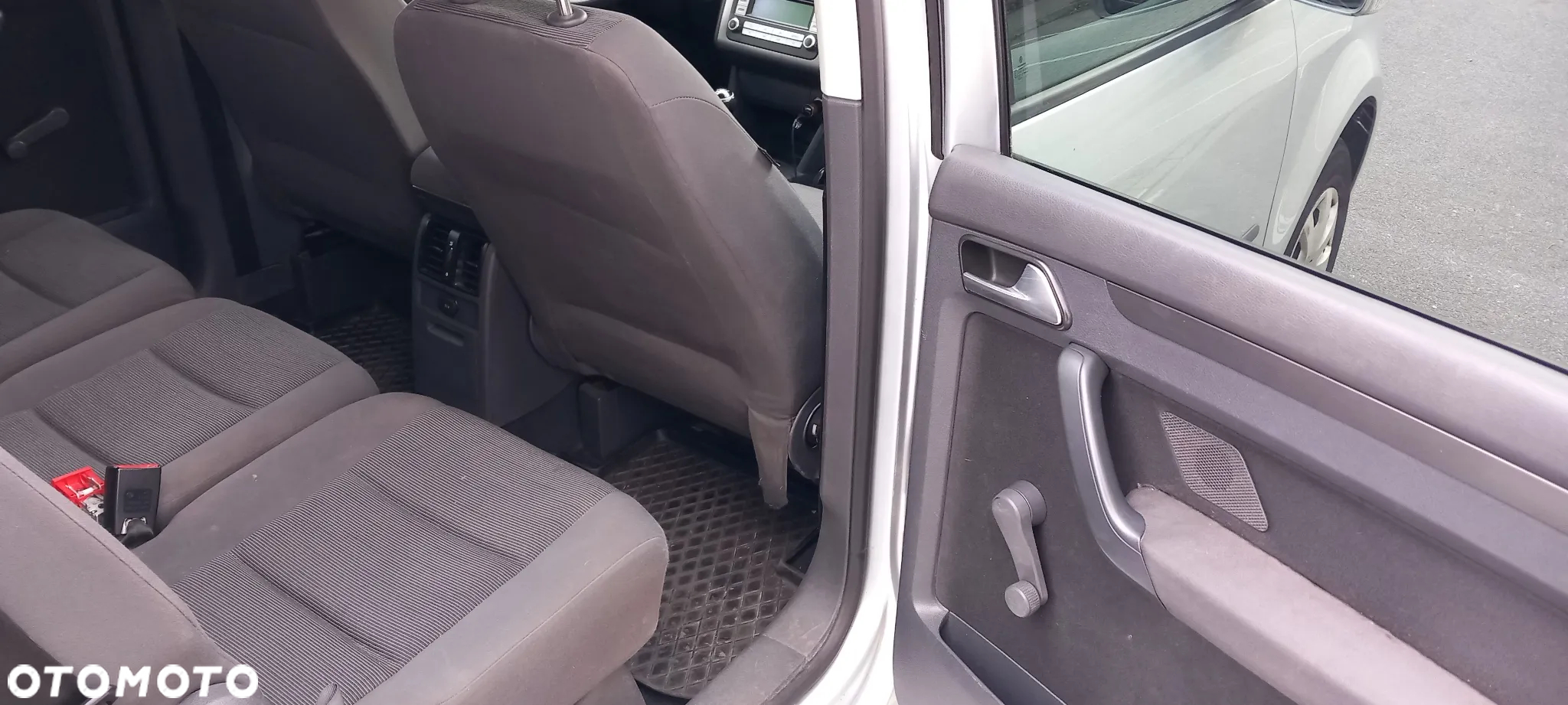 Volkswagen Touran 1.6 Conceptline - 11