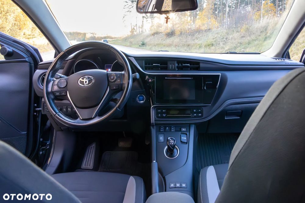 Toyota Auris ver-hatchback-15--19 - 12