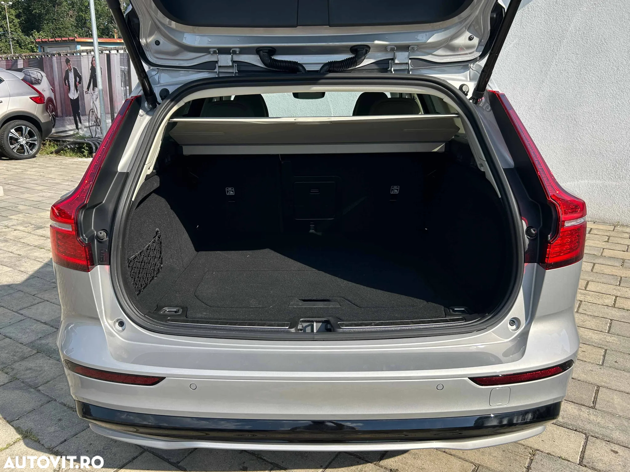 Volvo V60 B4 MHEV AT Plus Dark - 10