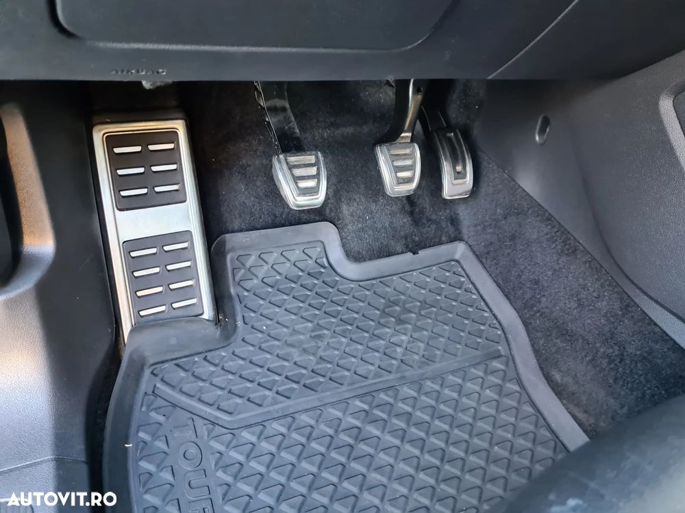 Volkswagen Touran - 12