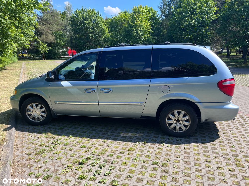 Chrysler Town & Country - 6