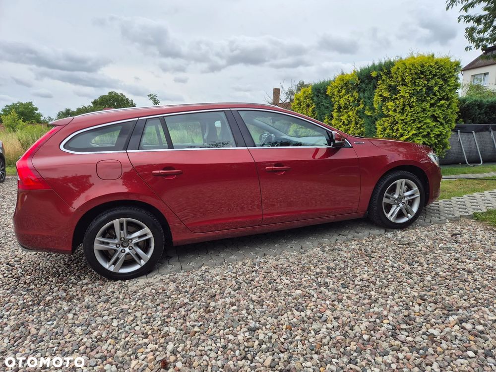 Volvo V60 D6 AWD Plug-in Hybrid R-Design Summum - 6