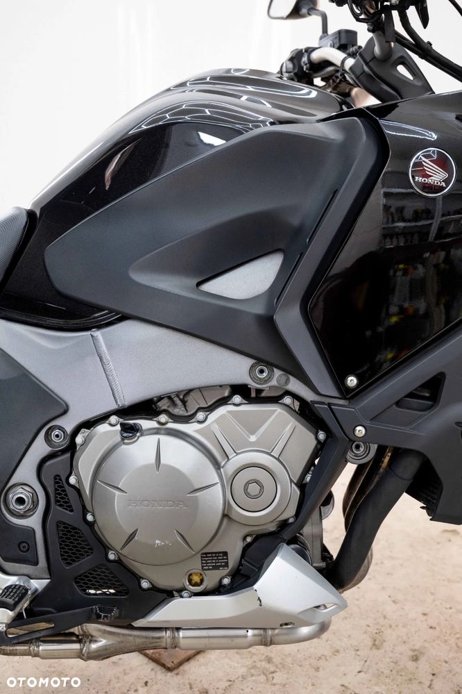 Honda VFR - 12