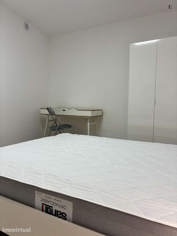 Quarto - localizado em Aveiro - Grande imagem: 3/13