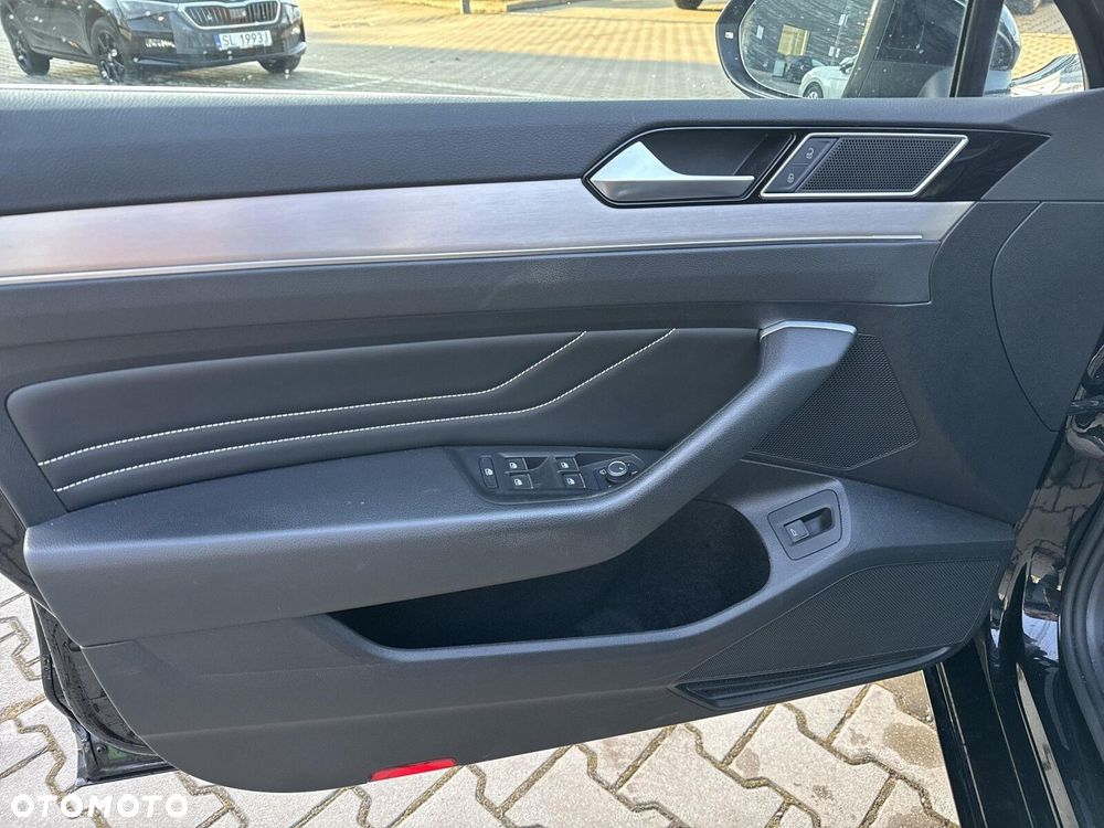 Volkswagen Passat Variant 2.0 TDI Elegance DSG - 20