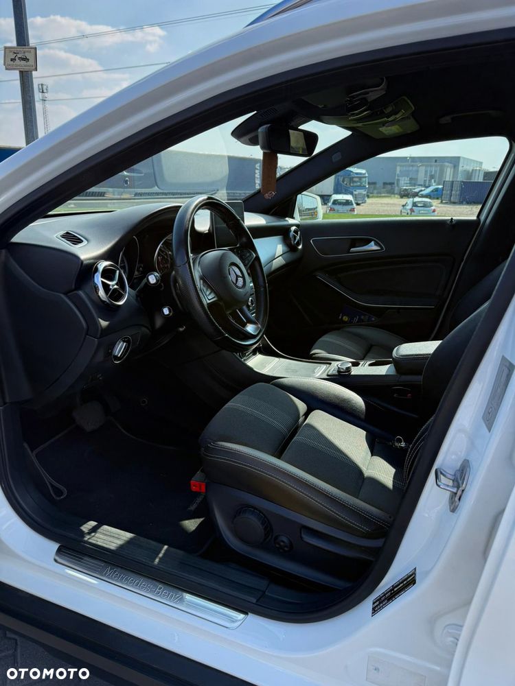 Mercedes-Benz GLA 200 7G-DCT - 10