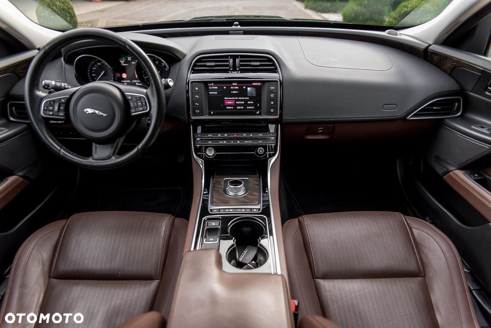 Jaguar XE 2.0 T Prestige - 30