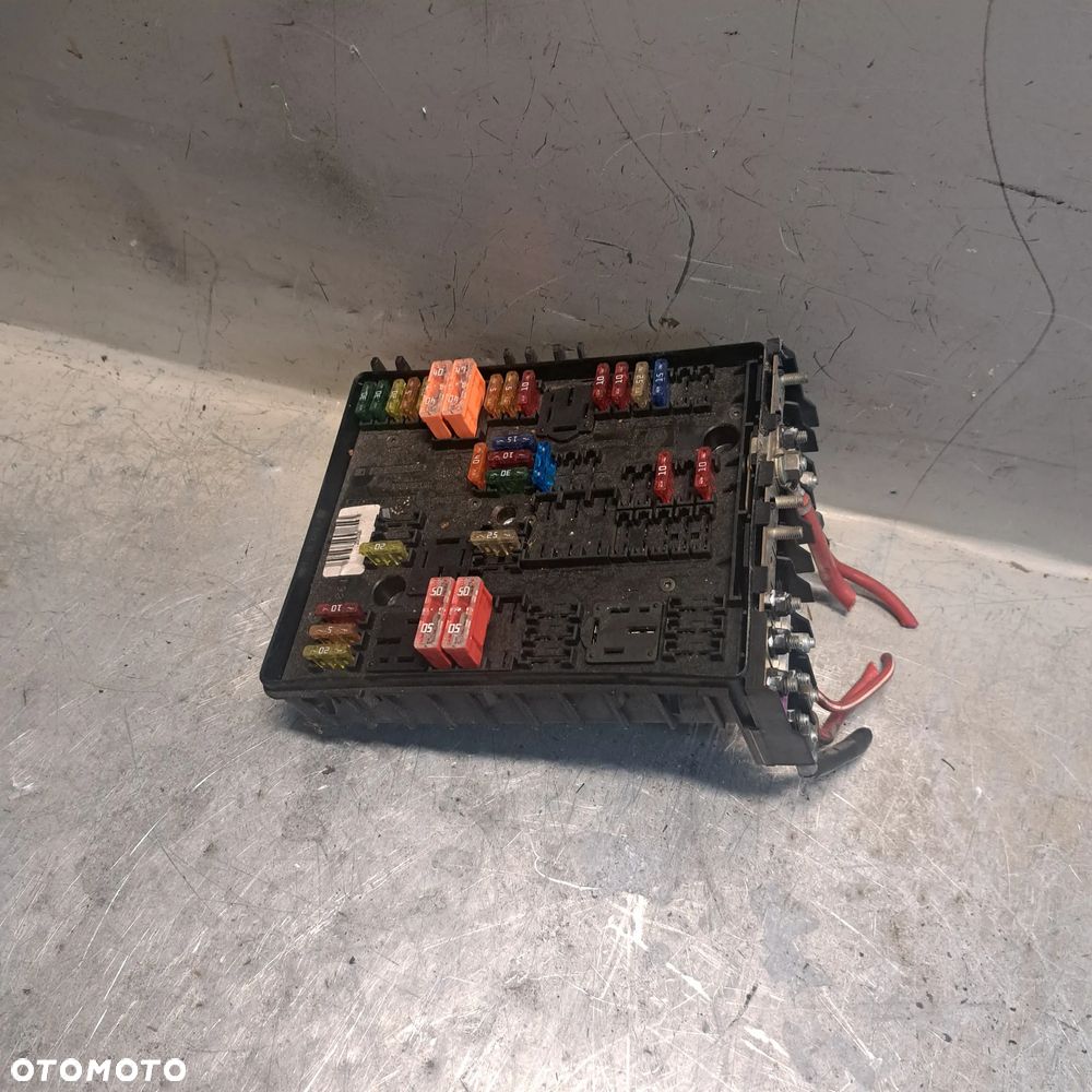 AUDI VW SKRZNKA BEZPIECZNIKÓW 1K0 937 124H - 2