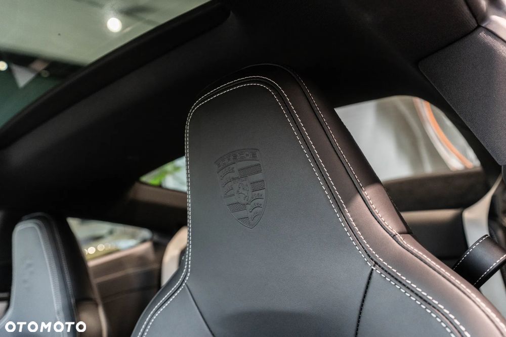 Porsche 911 Carrera 4S - 35