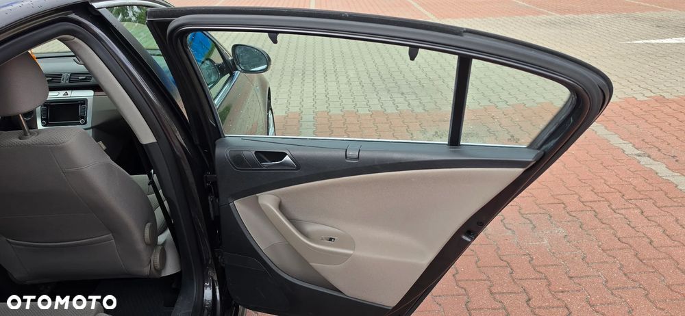Volkswagen Passat 2.0 TDI Comfortline R-Style DSG - 24