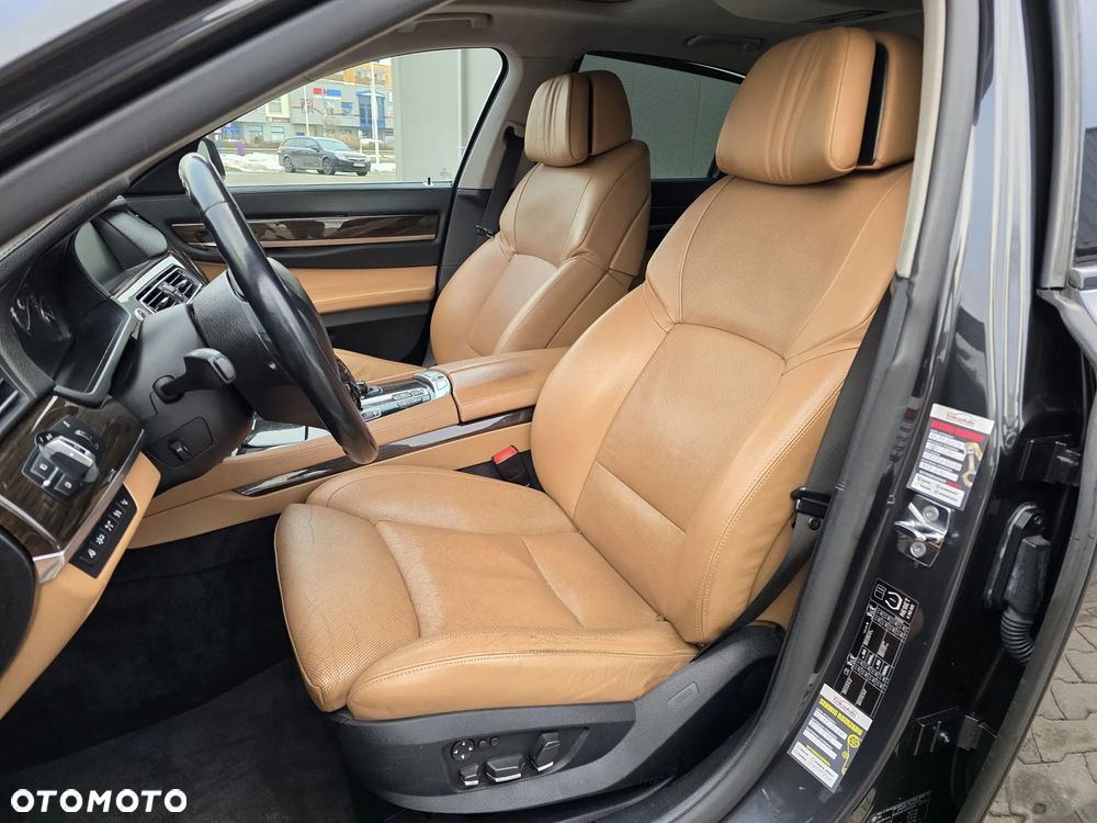 BMW Seria 7 750i xDrive - 11