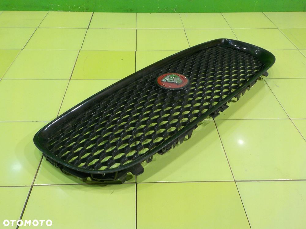 JAGUAR XE 2.0 D 17r SEDAN 4D atrapa grill X7B-018K28-AA X7M-018K28-AA - 2