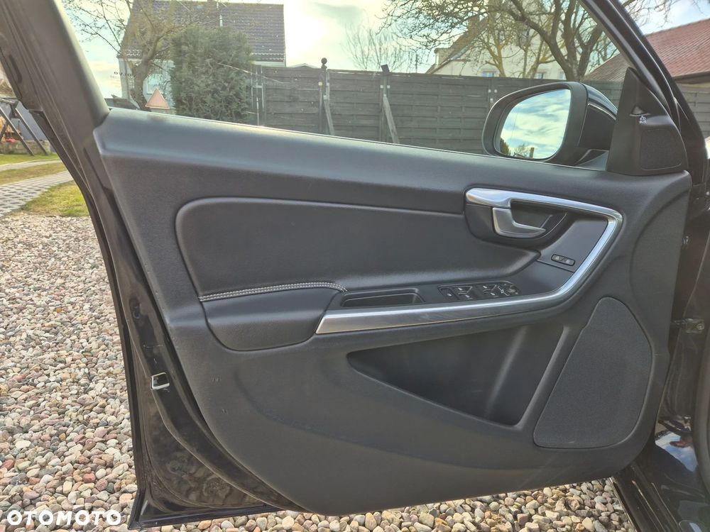 Volvo V60 D6 AWD Plug-in Hybrid R-Design Momentum - 15