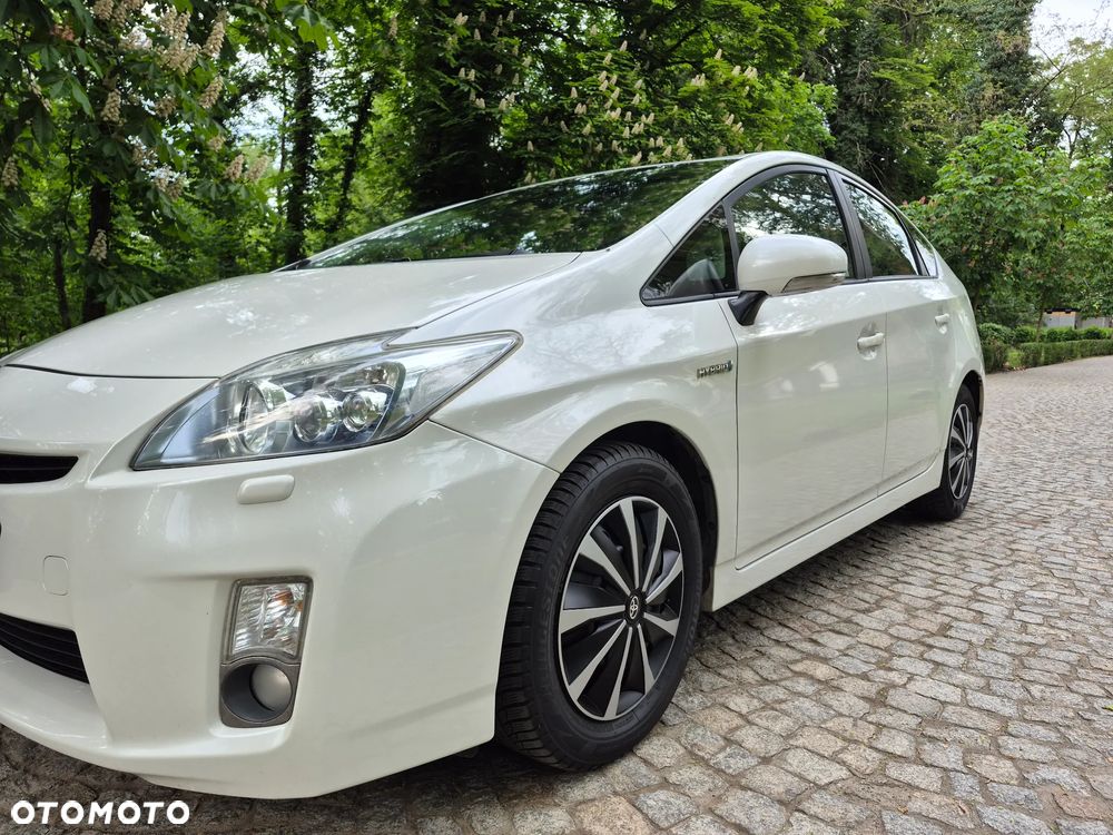 Toyota Prius (Hybrid) Executive - 17