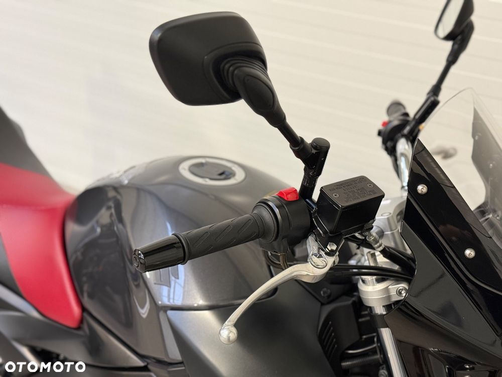 Suzuki GSR - 12