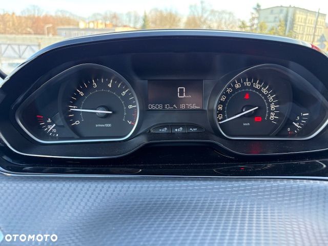 Peugeot 2008 1.2 Pure Tech Style S&S - 6
