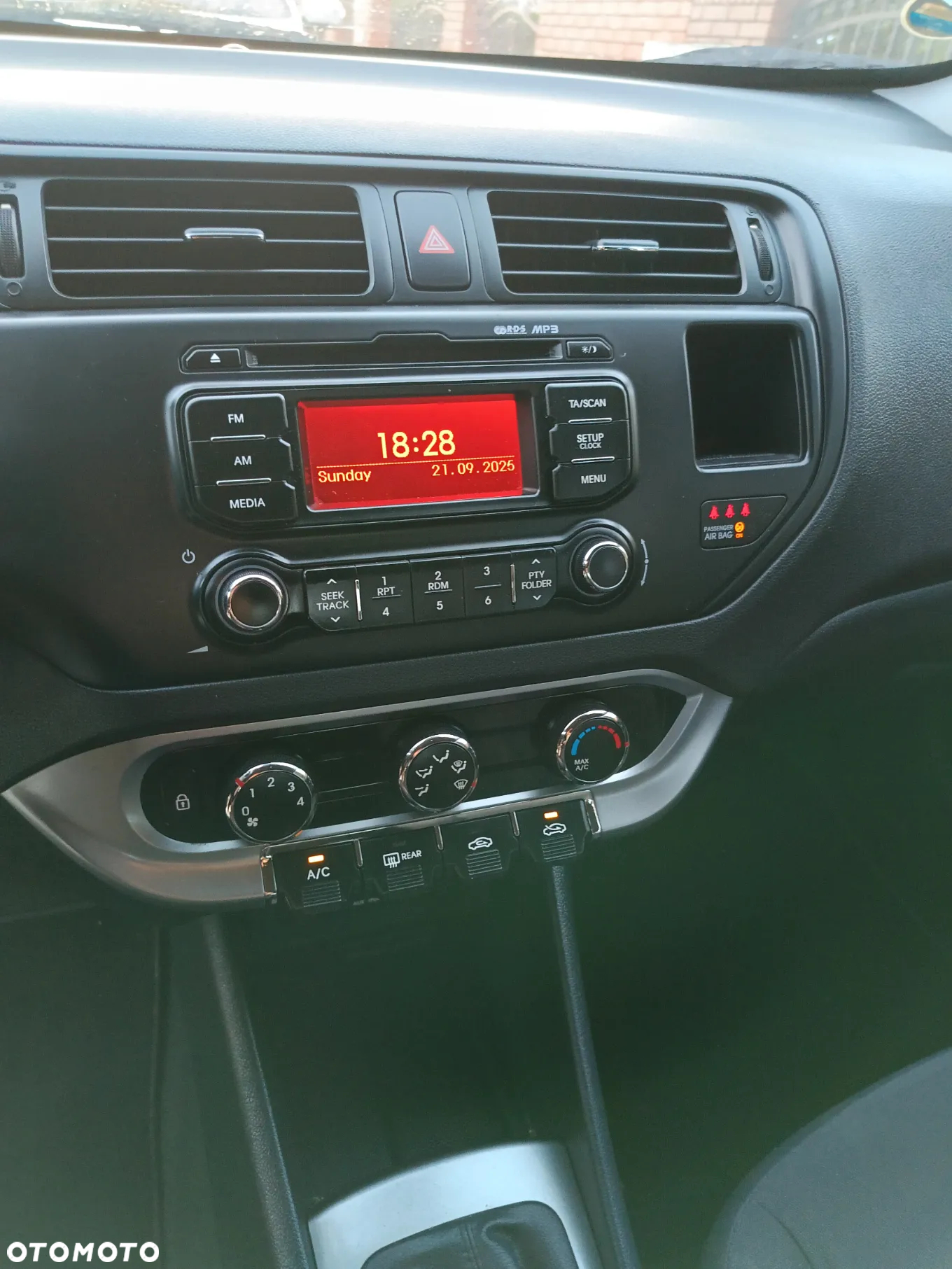 Kia Rio 1.2 Attract - 11