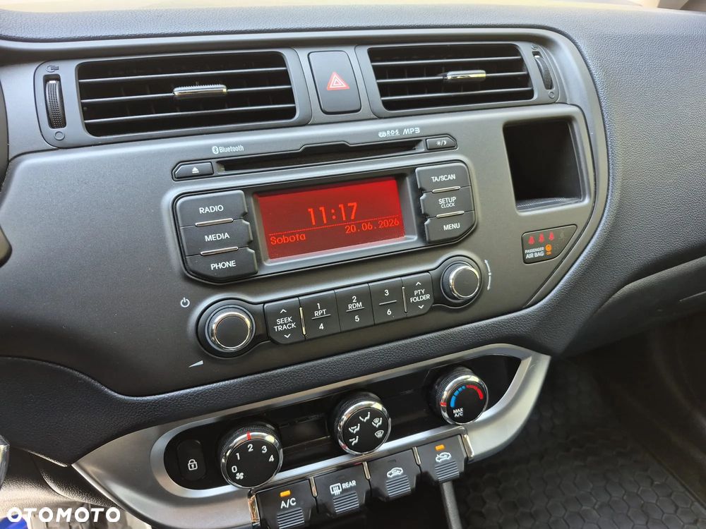 Kia Rio 1.2 L - 12