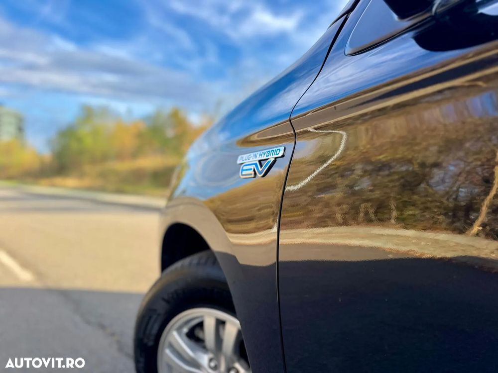 Mitsubishi Outlander 2.0 4WD Plug-In Hybrid Plus - 32