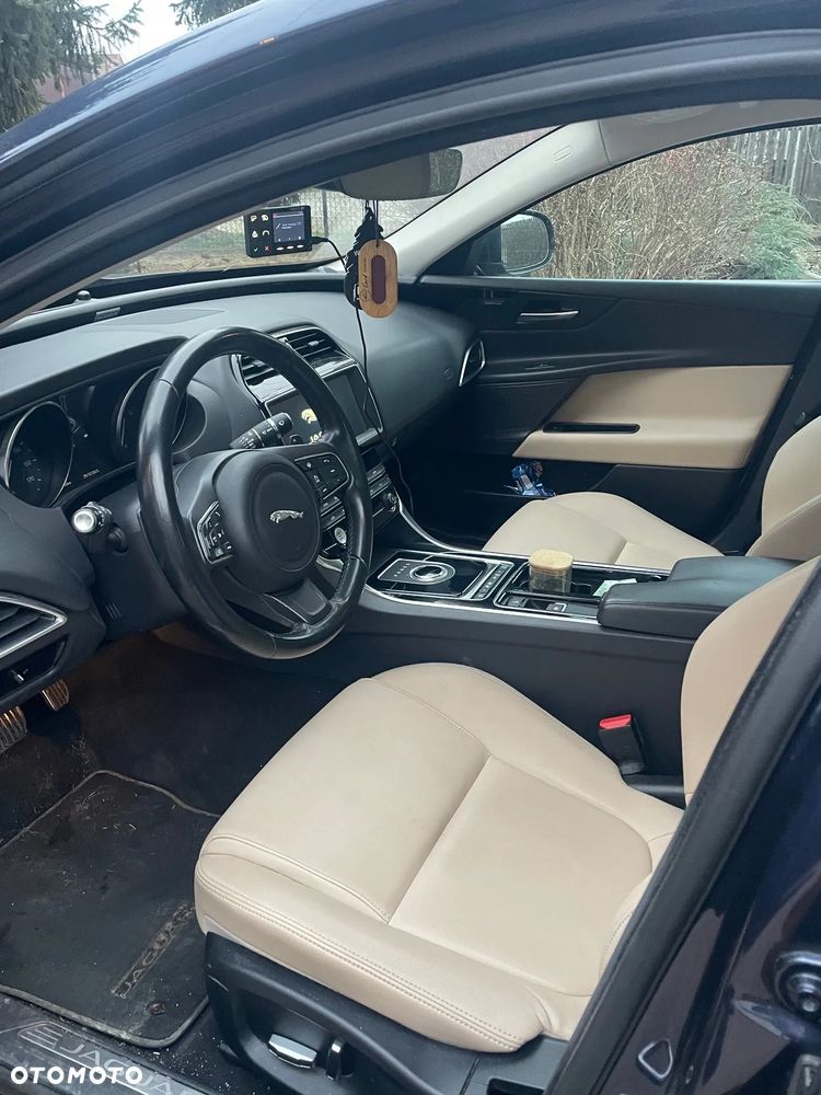 Jaguar XE 30t AWD Prestige - 2