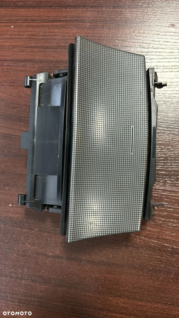 MERCEDES W203 popielniczka  przód  A2036800852    (109/8)