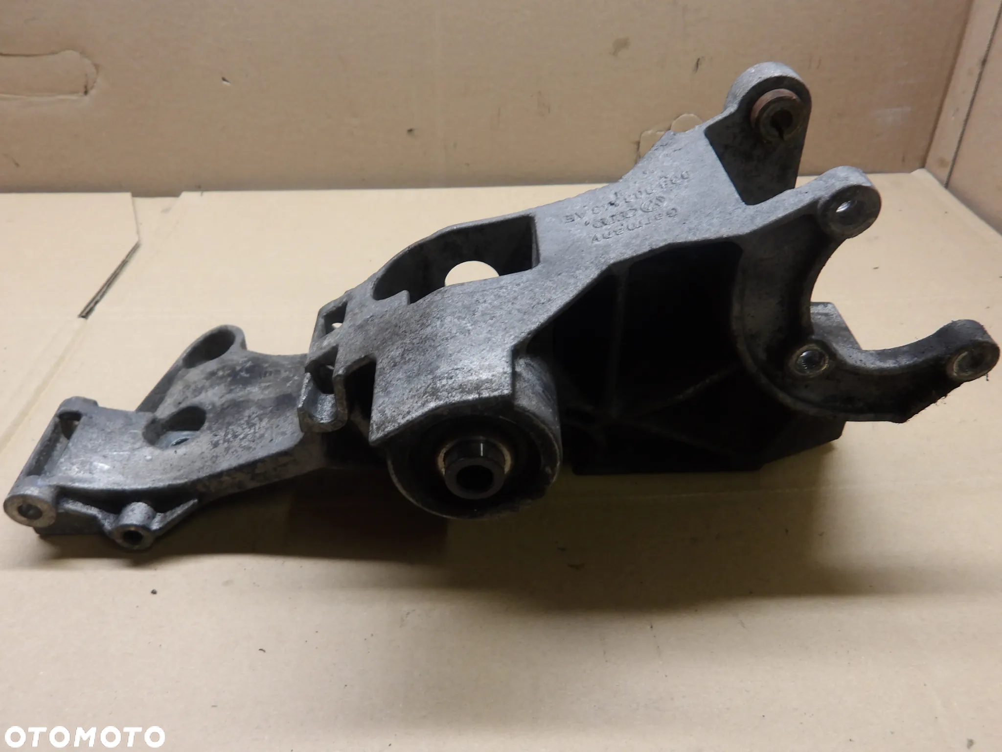 PASSAT B5 FL SEDAN 1.9TDI ŁAPA WSPORNIK ALTERNATORA 038903143AE - 3