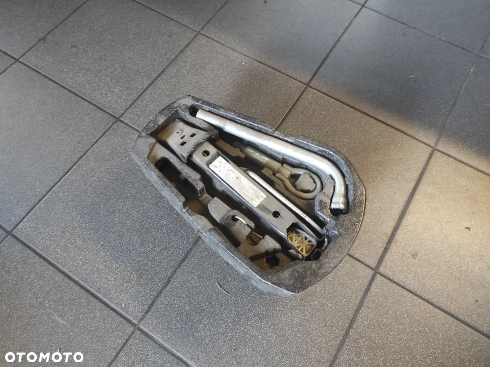ZAPAS ZESTAW DO KOŁA KOMPLETNY WYPEŁNIENIE LEWAREK KLUCZ WKRĘTKA R15 AUDI A1 VW POLO 4 5 SEAT IBIZA 4 SKODA FABIA 2 3 ROOMSTER RAPID WYSYŁKA !!!!!! - 1