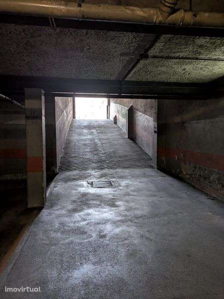 Arrendamento de garagem na Rua do Monte dos Burgos - Grande imagem: 2/7