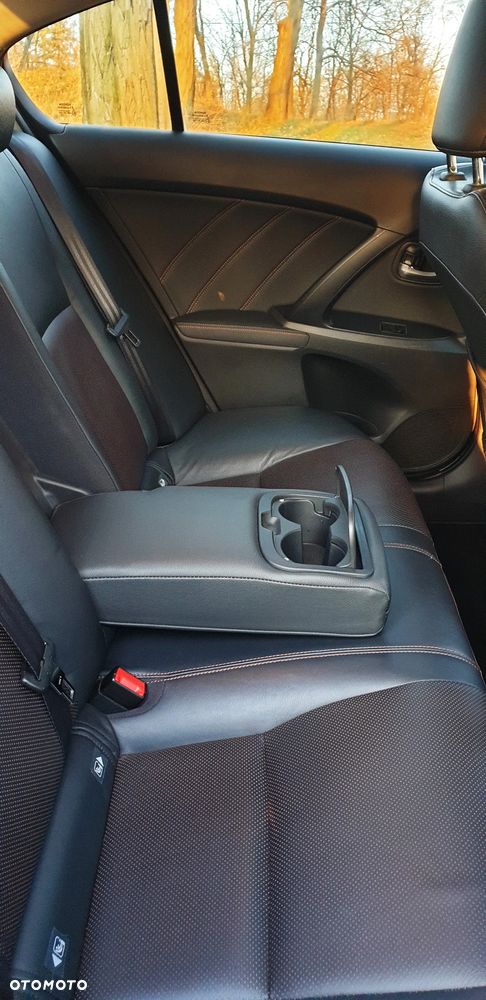 Toyota Avensis 1.8 Prestige - 11