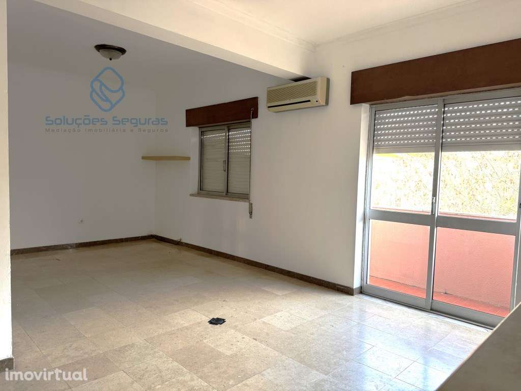 Apartamento T2 - Arrecadação no sótão - 3º andar - Centro Moita - Grande imagem: 2/13