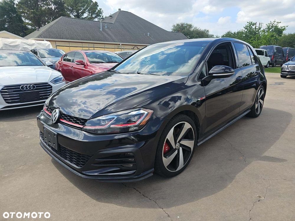 Volkswagen Golf - 1