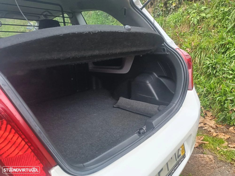 Toyota Yaris 1.4 D-4D AC Manual - 13