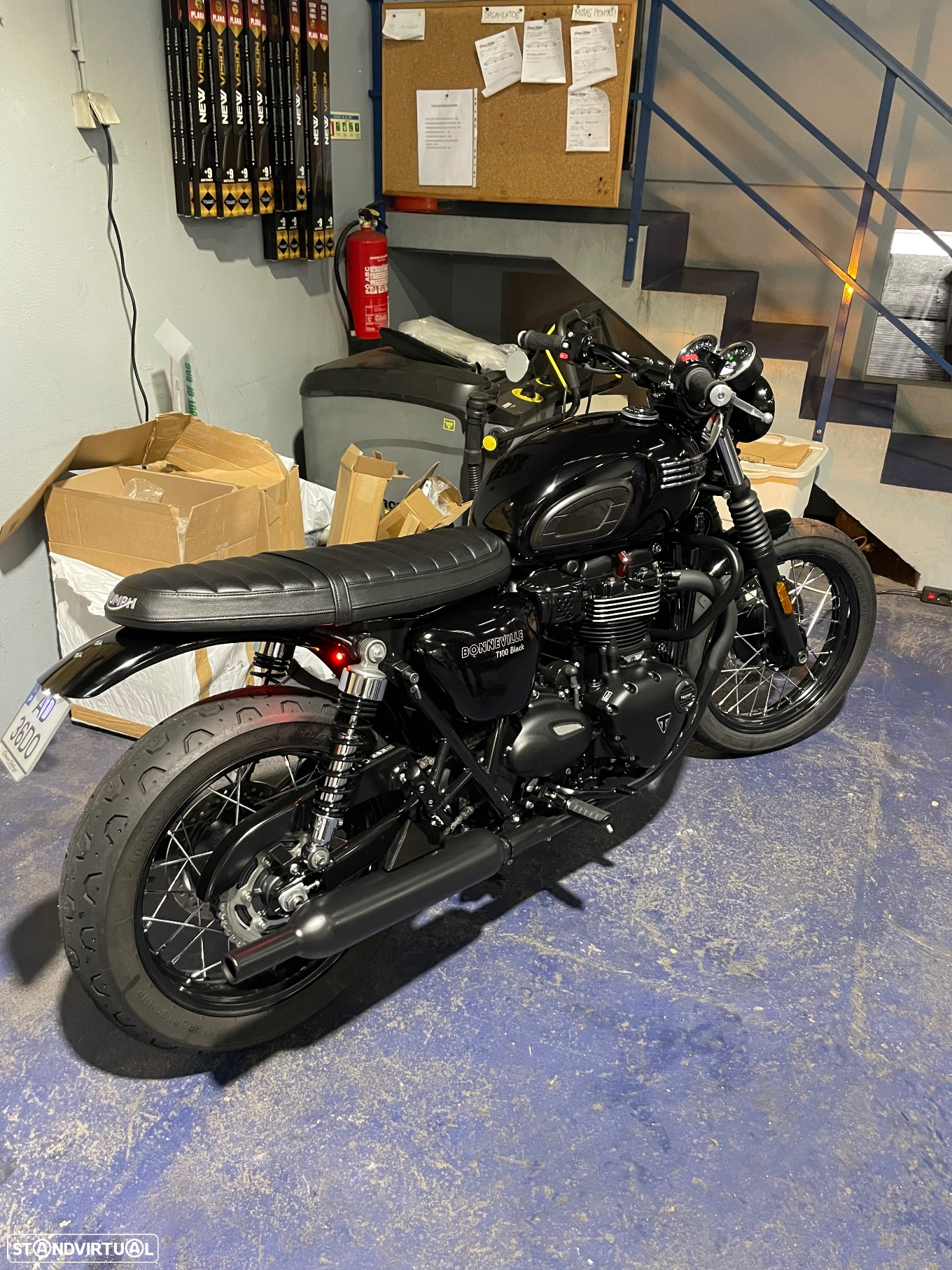 Triumph Bonneville Black - 3
