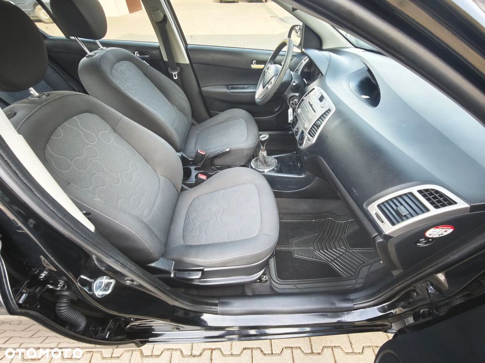 Hyundai i20 1.2 FIFA WM Edition - 17