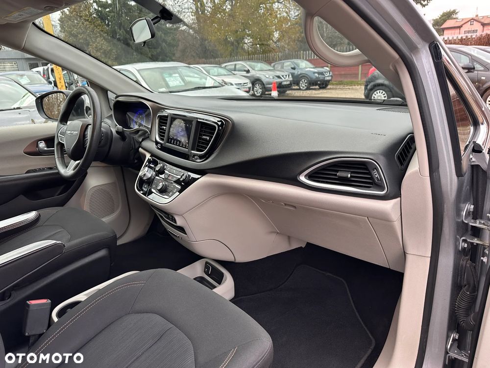 Chrysler Pacifica - 17