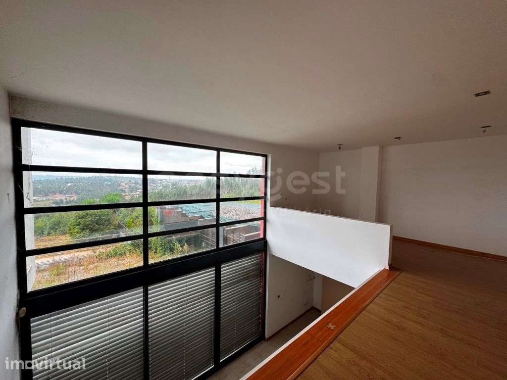 Moradia geminada T4 com Piscina e Garagem a Apenas 10 Minutos do Ce... - Grande imagem: 4/46
