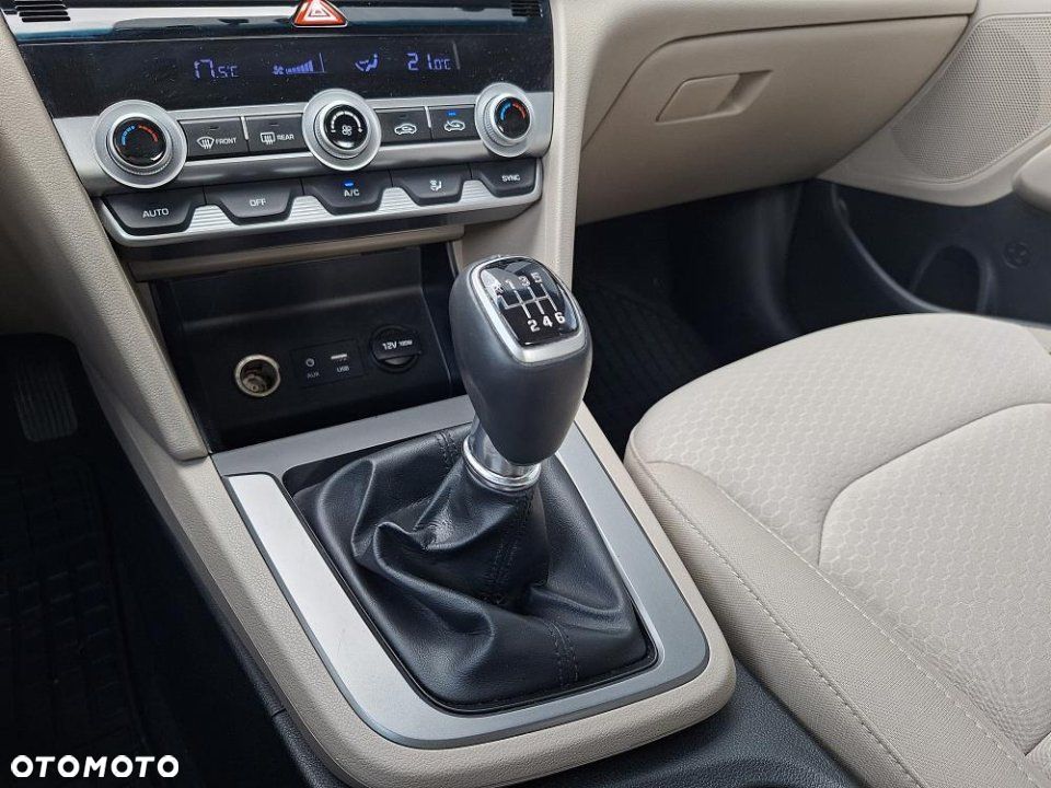 Hyundai Elantra - 27