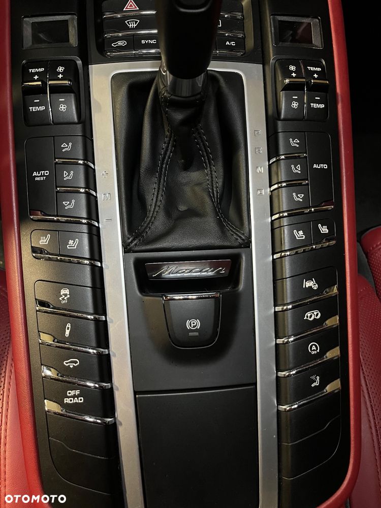 Porsche Macan Turbo - 35