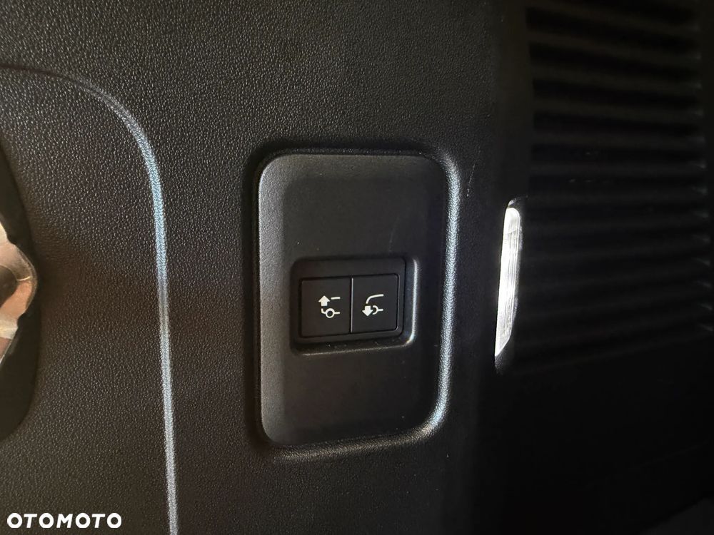 Land Rover Defender - 34