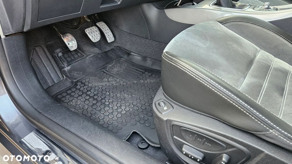 Renault Laguna 2.0 DCi GT 4WS - 23