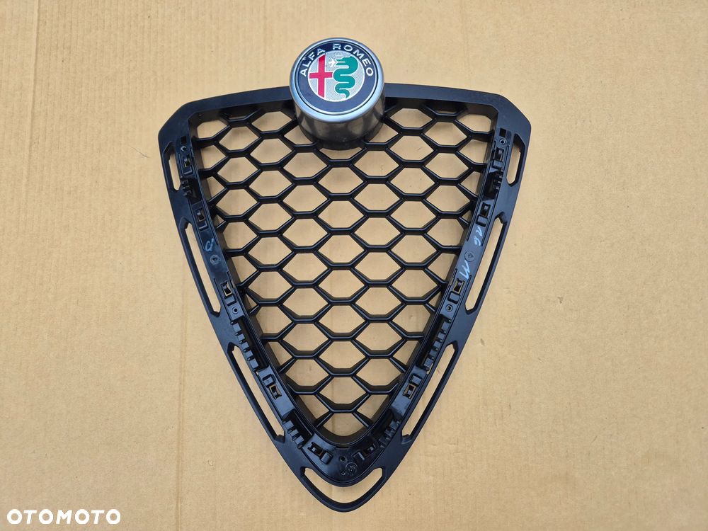 Alfa Romeo Stelvio atrapa.Oryginał. - 1