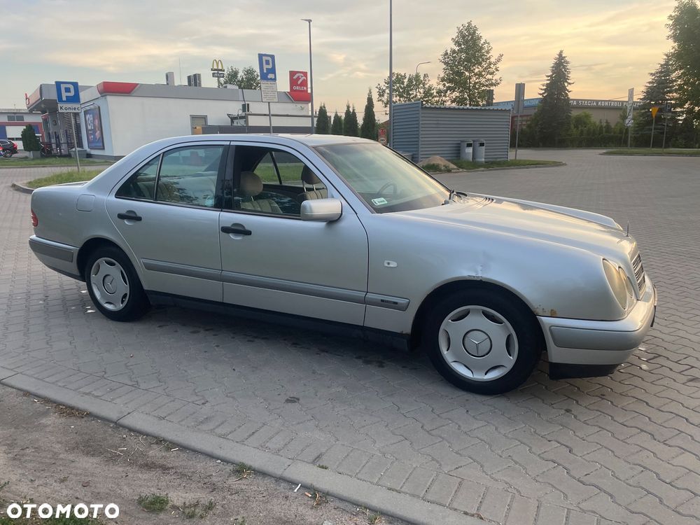 Mercedes-Benz Klasa E 240 Classic - 4
