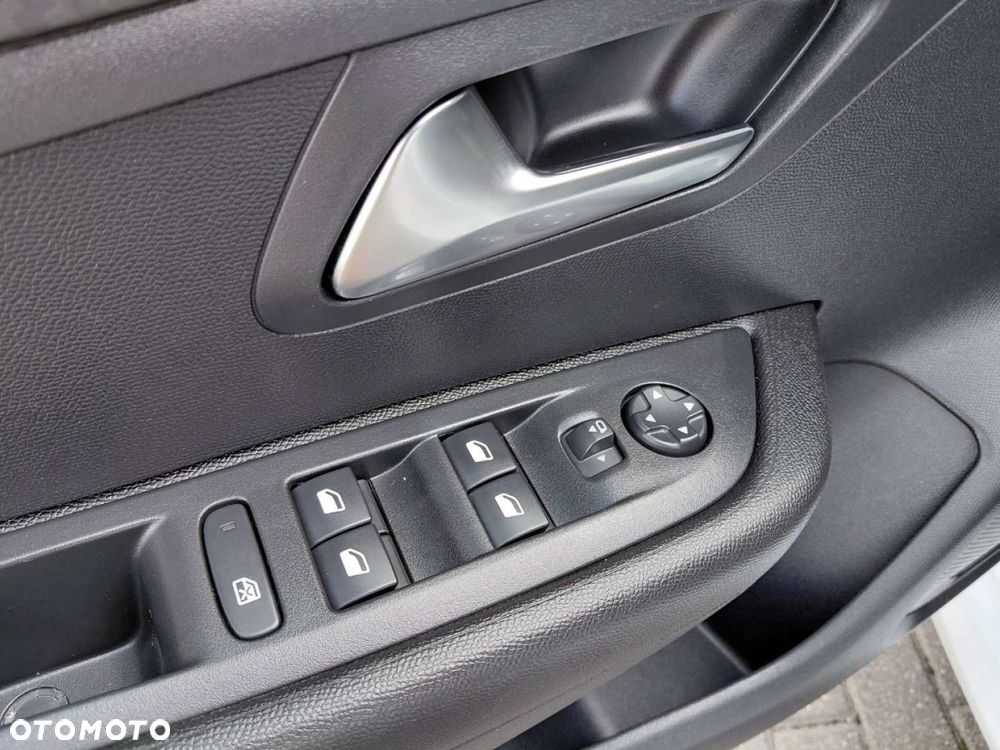 Peugeot 208 - 9