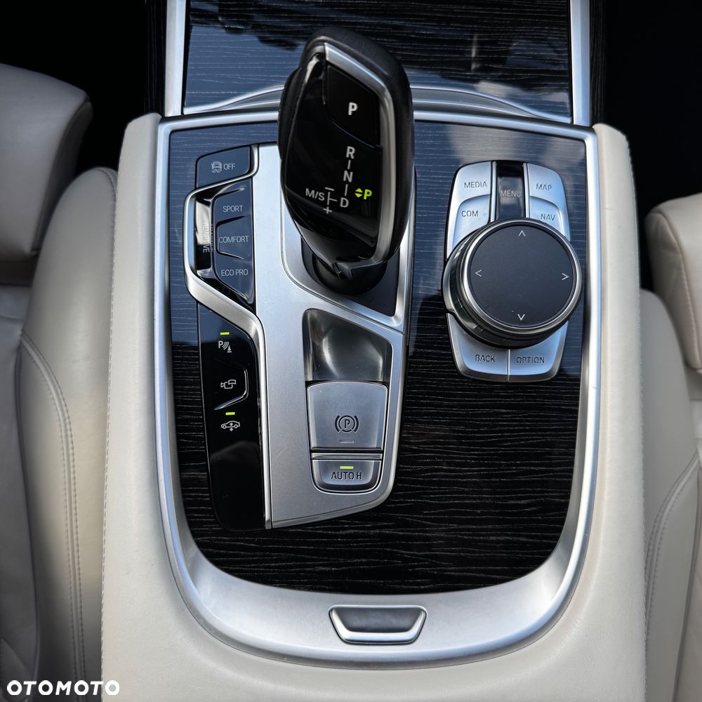 BMW Seria 7 740d xDrive - 28