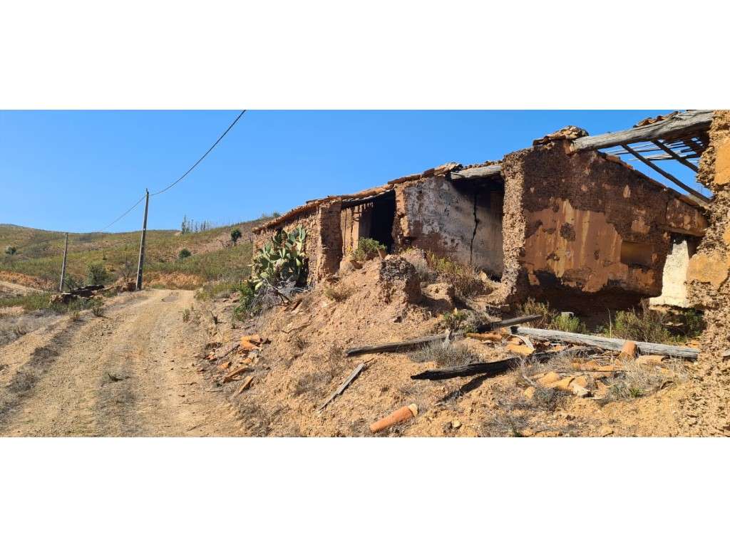 Monte Alentejano para reconstruir - Grande imagem: 3/20