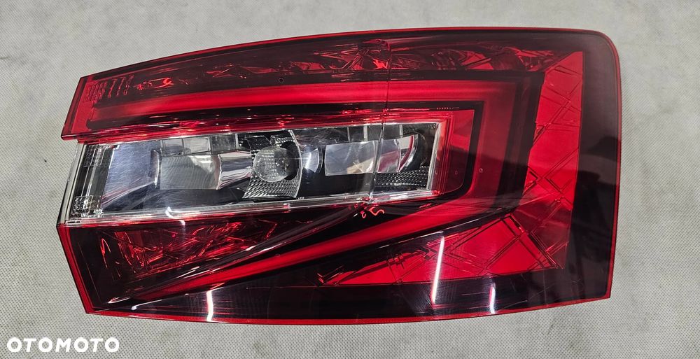 Lampa prawa Skoda Superb 3V9945208
