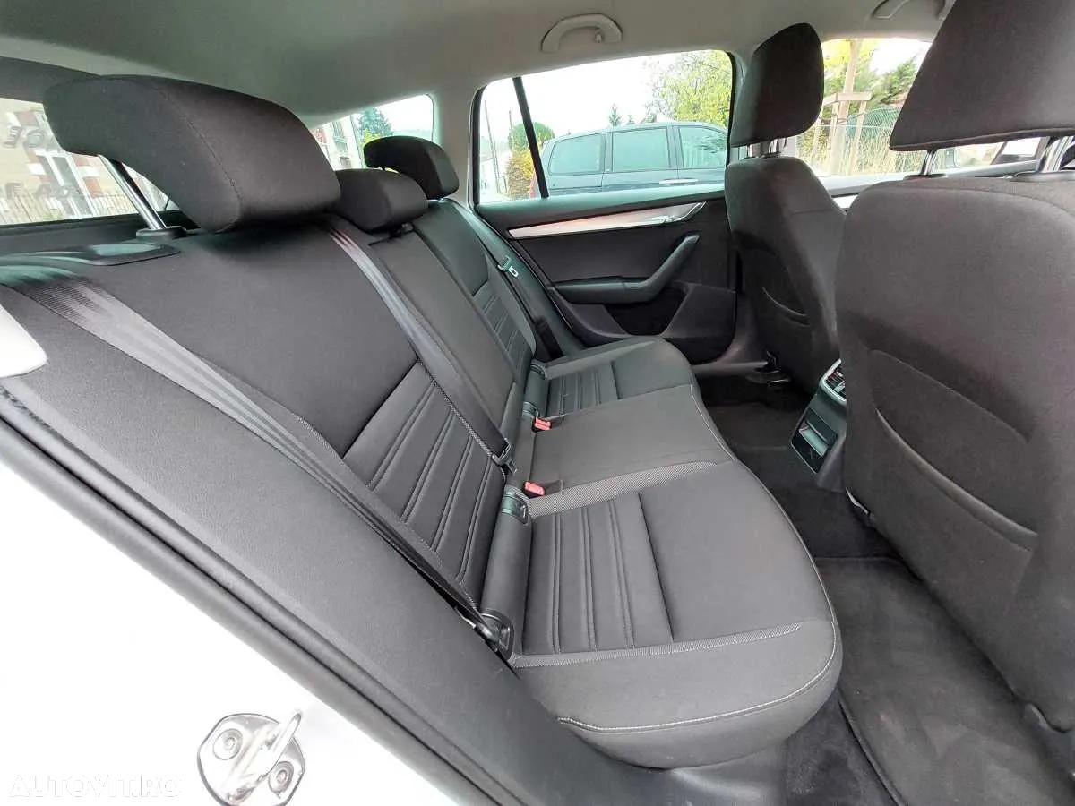 Skoda Octavia Combi 1.6 TDI DSG Style - 8